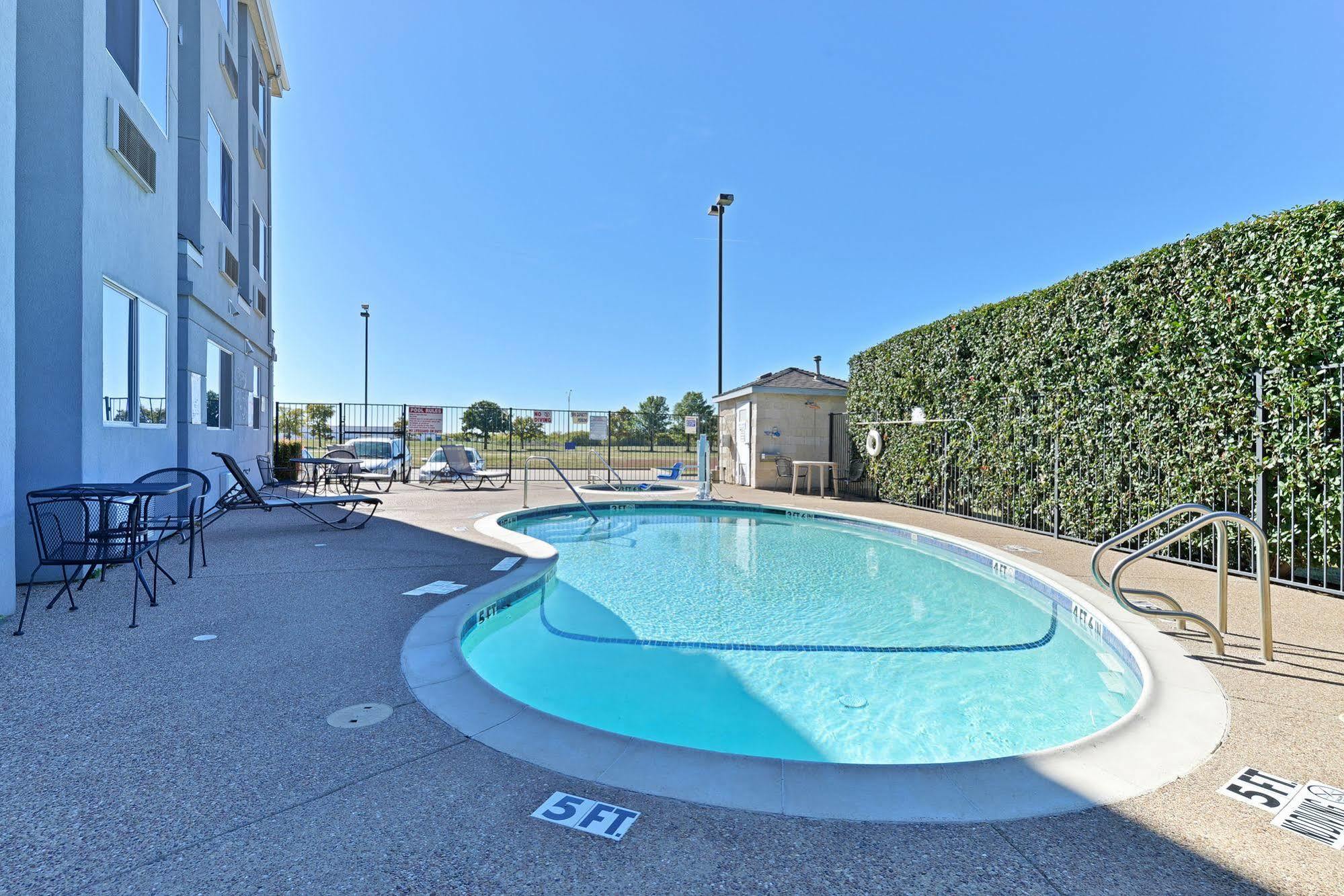 Microtel Inn & Suites By Wyndham Ft. Worth North/At Fossil Fort Worth Buitenkant foto